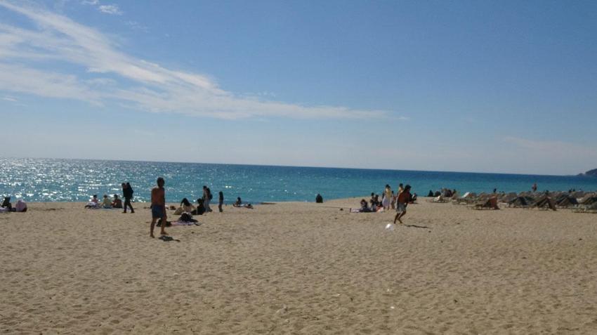 Türkiye'de kış Antalya'da yaz! Ünlü plaj yerli ve yabancı turistlerin akınına uğradı
