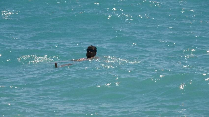 Türkiye'de kış Antalya'da yaz! Ünlü plaj yerli ve yabancı turistlerin akınına uğradı