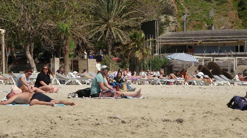 Türkiye'de kış Antalya'da yaz! Ünlü plaj yerli ve yabancı turistlerin akınına uğradı