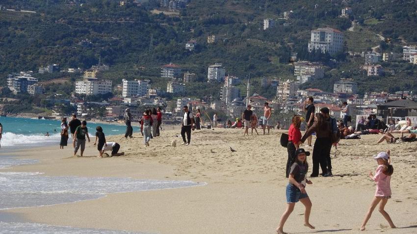 Türkiye'de kış Antalya'da yaz! Ünlü plaj yerli ve yabancı turistlerin akınına uğradı