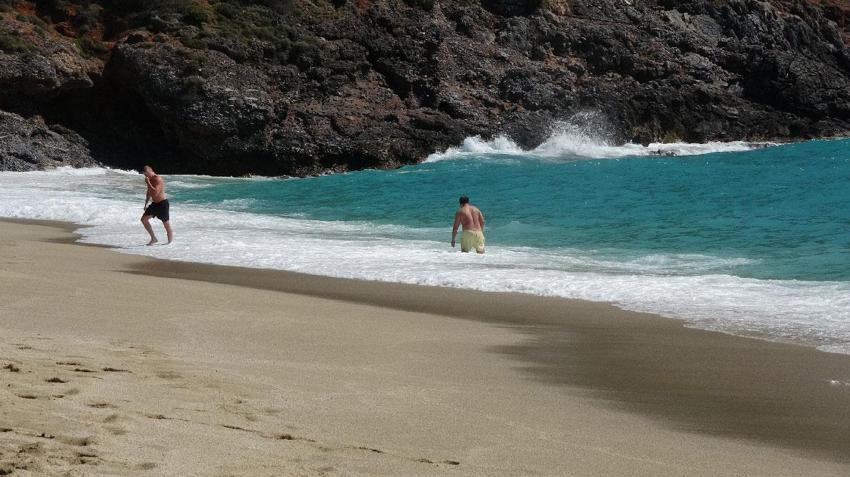 Türkiye'de kış Antalya'da yaz! Ünlü plaj yerli ve yabancı turistlerin akınına uğradı