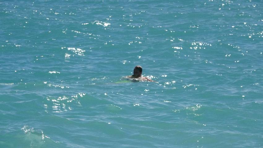 Türkiye'de kış Antalya'da yaz! Ünlü plaj yerli ve yabancı turistlerin akınına uğradı
