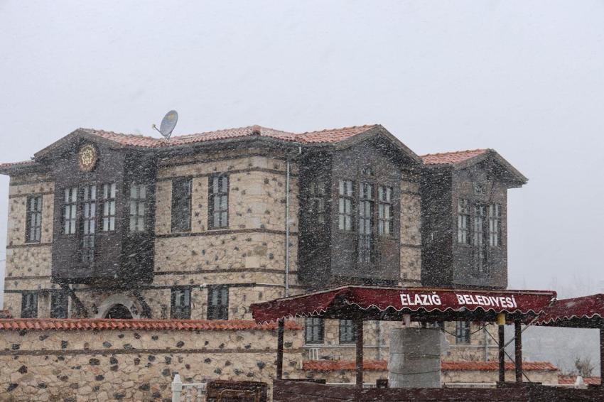 4 bin yıllık tarihi Harput’ta kar yağışı etkisini artırdı, tarihi mekanlar beyaza büründü