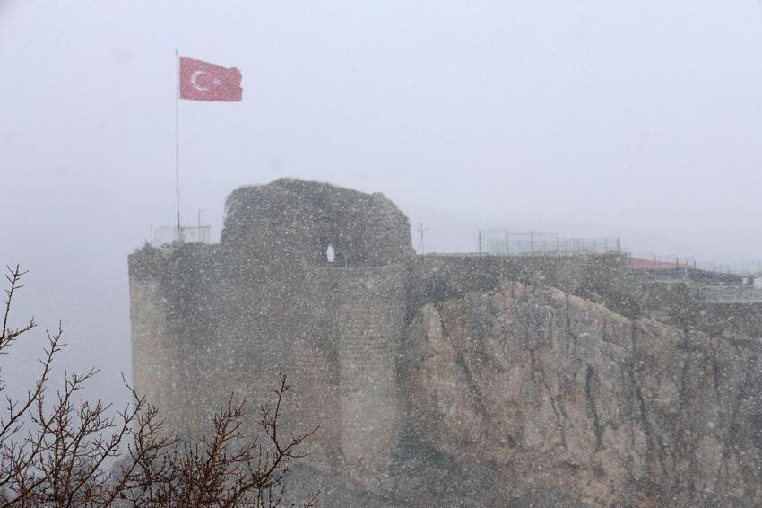 4 bin yıllık tarihi Harput’ta kar yağışı etkisini artırdı, tarihi mekanlar beyaza büründü