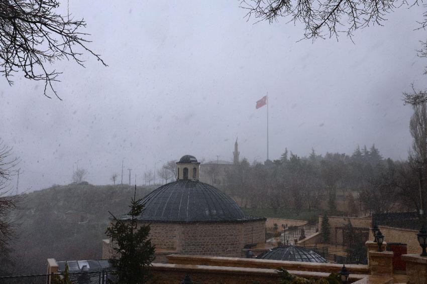 4 bin yıllık tarihi Harput’ta kar yağışı etkisini artırdı, tarihi mekanlar beyaza büründü