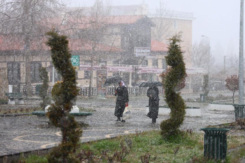 4 bin yıllık tarihi Harput’ta kar yağışı etkisini artırdı, tarihi mekanlar beyaza büründü