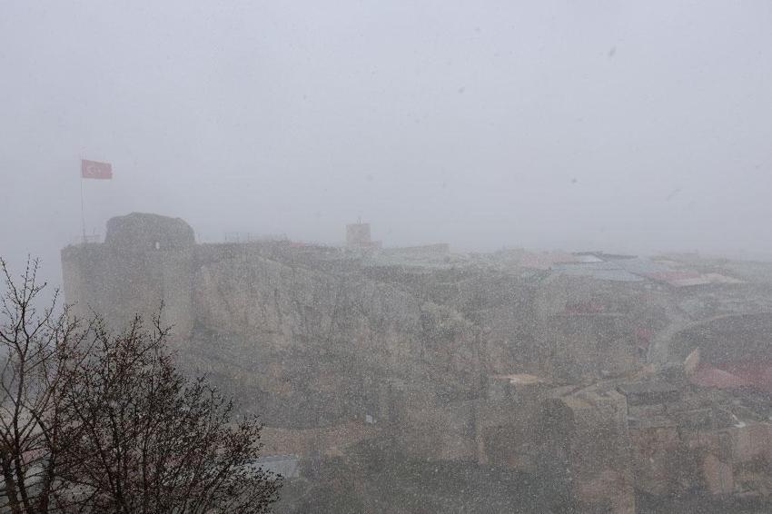 4 bin yıllık tarihi Harput’ta kar yağışı etkisini artırdı, tarihi mekanlar beyaza büründü