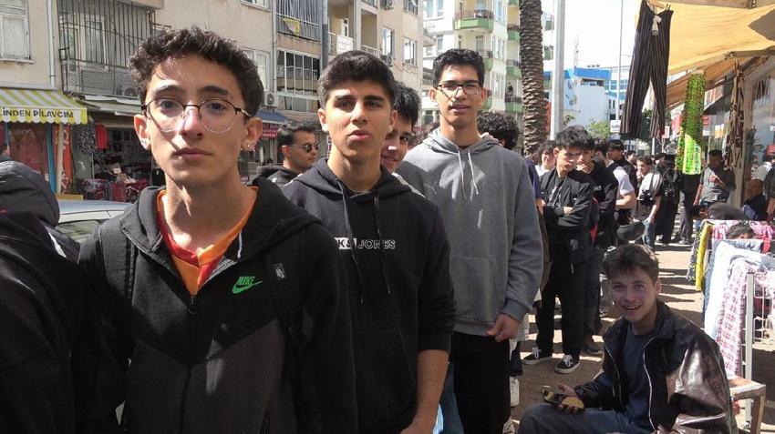 Uygun fiyatlı ürün almak isteyenler metrelerce kuyruk oluşturdu! İndirimli ikinci el giyim mağazası açılışı yoğun ilgi nedeniyle izdihama dönüştü