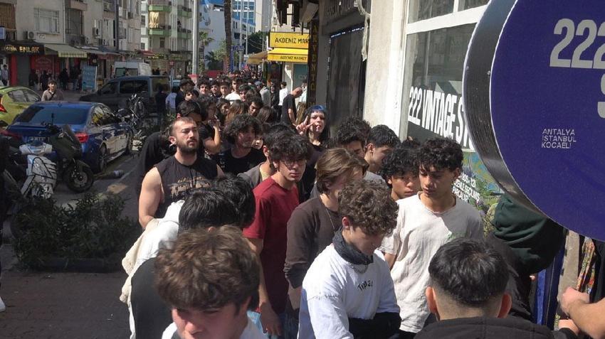 Uygun fiyatlı ürün almak isteyenler metrelerce kuyruk oluşturdu! İndirimli ikinci el giyim mağazası açılışı yoğun ilgi nedeniyle izdihama dönüştü