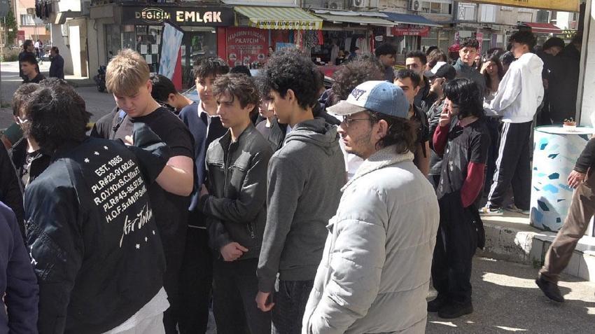 Uygun fiyatlı ürün almak isteyenler metrelerce kuyruk oluşturdu! İndirimli ikinci el giyim mağazası açılışı yoğun ilgi nedeniyle izdihama dönüştü