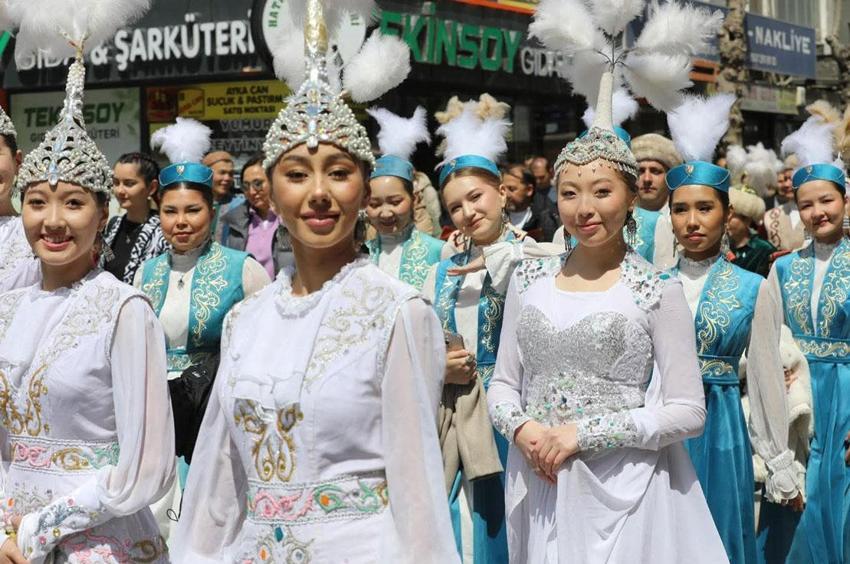 Niğde'de Nevruz Bayramı coşkusu kortejle başladı