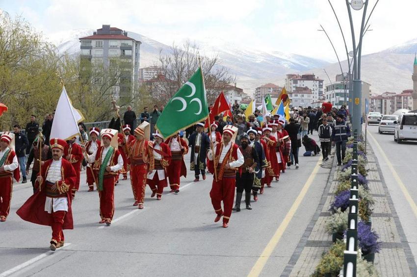Niğde'de Nevruz Bayramı coşkusu kortejle başladı