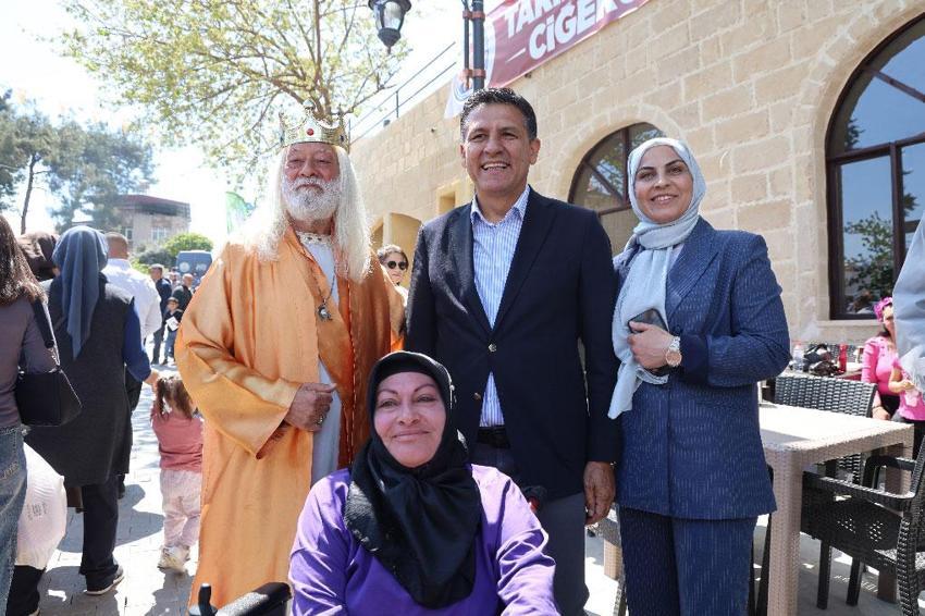 Adana'da Kozan Portakal Çiçeği Festivali'nde Osmanlı geleneği yaşatıldı, ciğer tezgahları davul zurna ile şenlendi