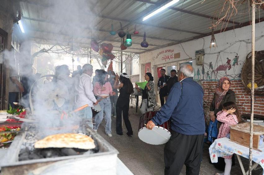 Adana'da Kozan Portakal Çiçeği Festivali'nde Osmanlı geleneği yaşatıldı, ciğer tezgahları davul zurna ile şenlendi