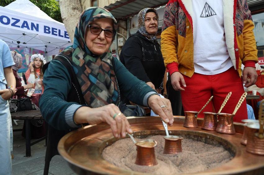 Adana'da Kozan Portakal Çiçeği Festivali'nde Osmanlı geleneği yaşatıldı, ciğer tezgahları davul zurna ile şenlendi