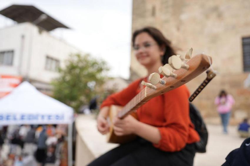 Adana'da Kozan Portakal Çiçeği Festivali'nde Osmanlı geleneği yaşatıldı, ciğer tezgahları davul zurna ile şenlendi