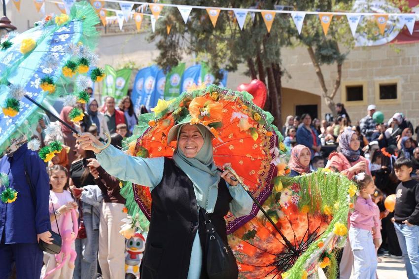 Adana'da Kozan Portakal Çiçeği Festivali'nde Osmanlı geleneği yaşatıldı, ciğer tezgahları davul zurna ile şenlendi