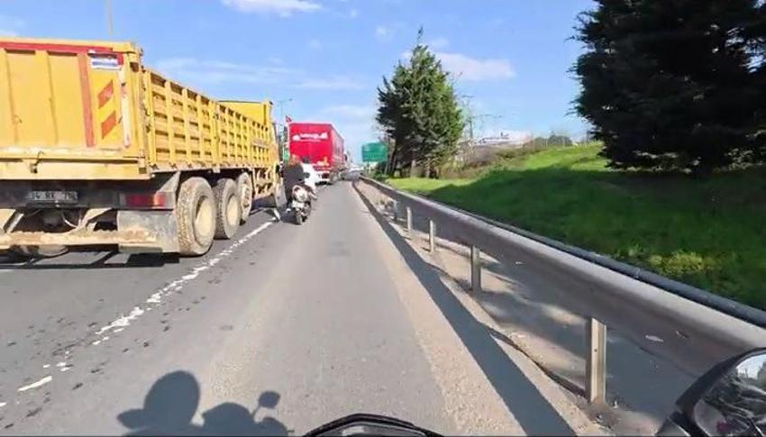 Motosiklet üstünde kadına şiddet! TEM Otoyolu'ndaki korku dolu dakikalar kamerada