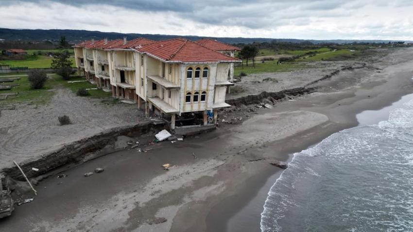 Sakarya'da deniz kenarında dehşet! 100 metre kadar içeri girdi