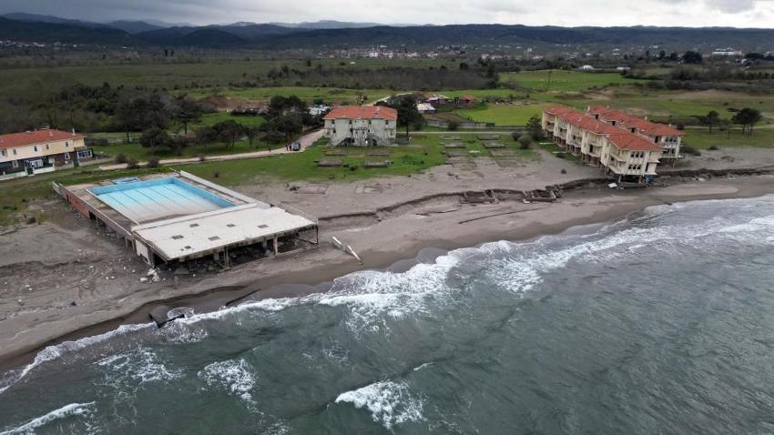 Sakarya'da deniz kenarında dehşet! 100 metre kadar içeri girdi