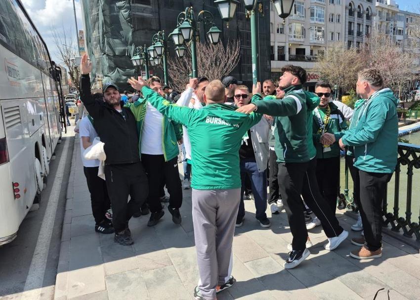 Eskişehir sokaklarında Bursaspor hareketliliği: 'Bugün şampiyonluğu kutlamak istiyoruz'