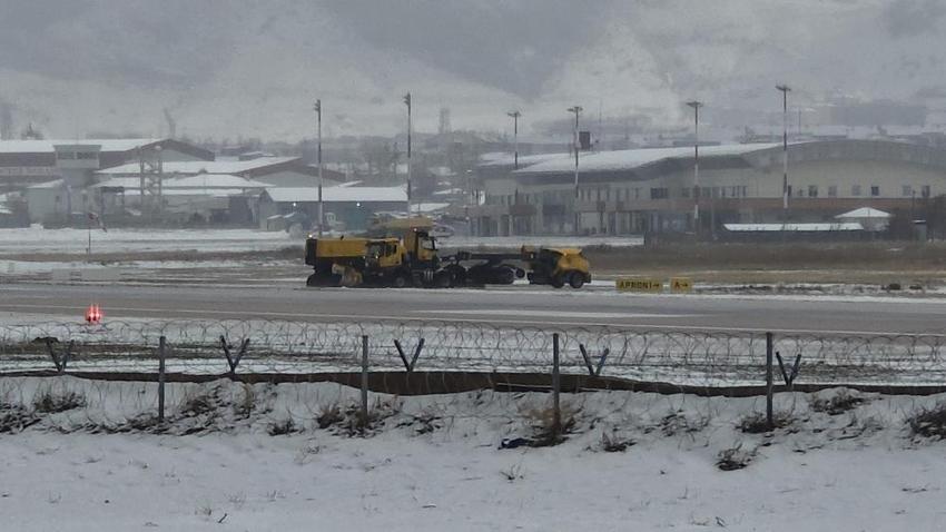 Van'da korkutan senaryo gerçek oldu! İzmir uçağı iniş yapamadı