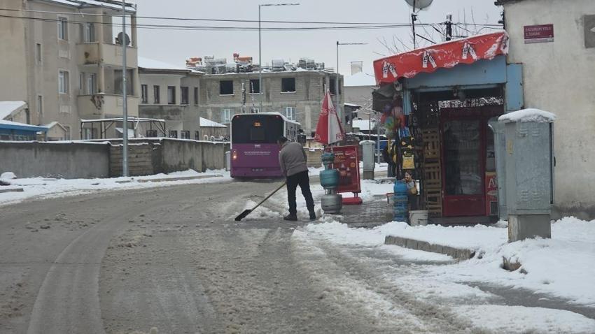 Van'da korkutan senaryo gerçek oldu! İzmir uçağı iniş yapamadı
