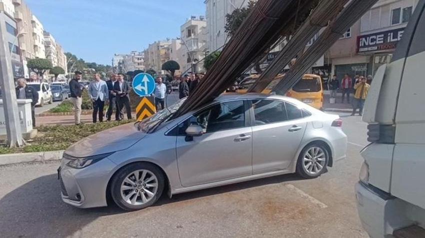 Antalya'da yürekleri ağza getiren olay! İnşaat demirleri otomobile ok gibi saplandı: Görenler şaşkına döndü