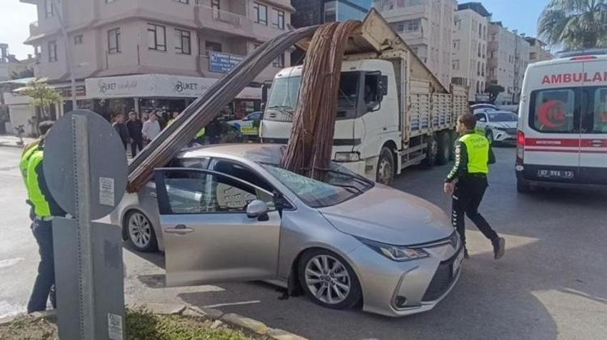 Antalya'da yürekleri ağza getiren olay! İnşaat demirleri otomobile ok gibi saplandı: Görenler şaşkına döndü