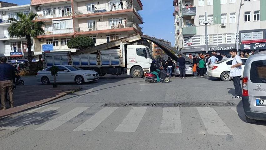 Antalya'da yürekleri ağza getiren olay! İnşaat demirleri otomobile ok gibi saplandı: Görenler şaşkına döndü