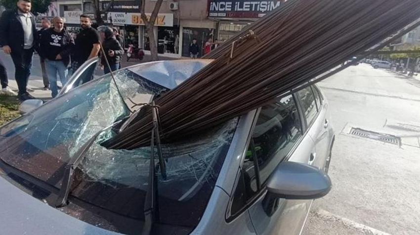 Antalya'da yürekleri ağza getiren olay! İnşaat demirleri otomobile ok gibi saplandı: Görenler şaşkına döndü