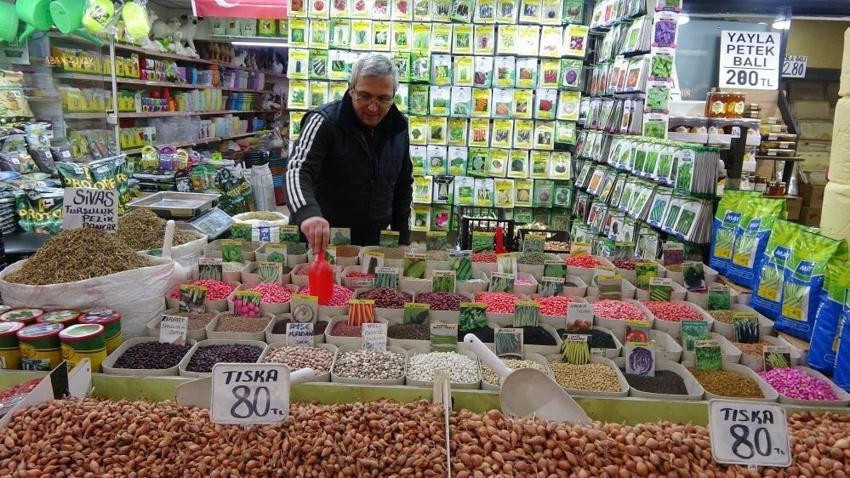 Sivas'ın zorlu ikliminde üretti: Semt pazarında talep yağıyor!