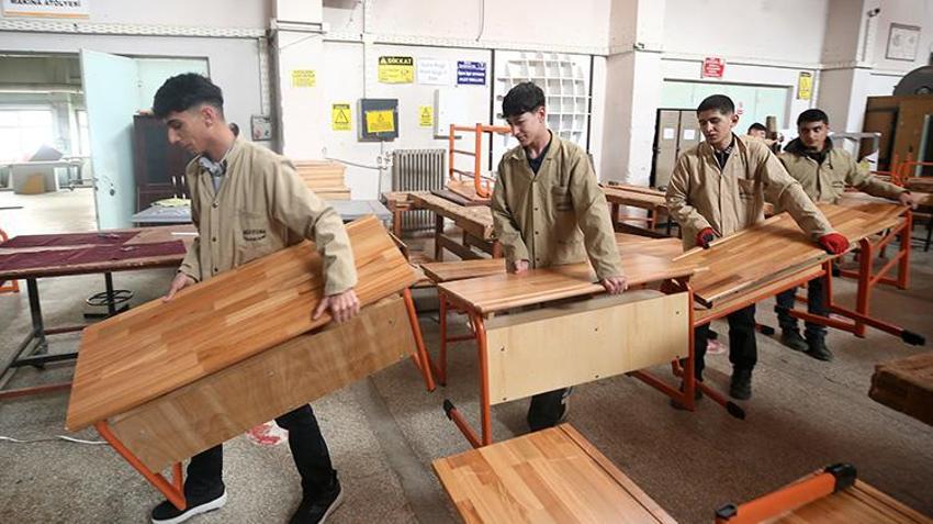 Muş'taki bu lise fabrika gibi çalışıyor! Öğrenciler hem para, hem de meslek kazanıyor
