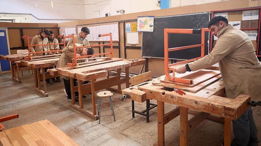 Muş'taki bu lise fabrika gibi çalışıyor! Öğrenciler hem para, hem de meslek kazanıyor
