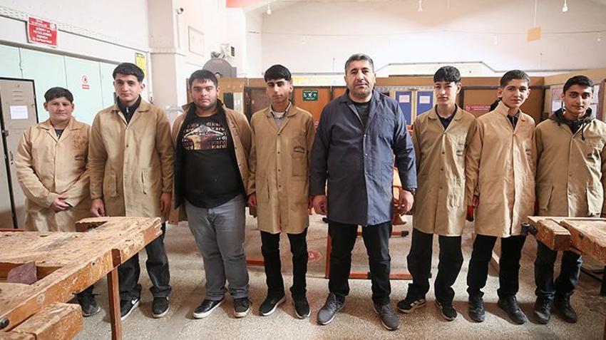 Muş'taki bu lise fabrika gibi çalışıyor! Öğrenciler hem para, hem de meslek kazanıyor