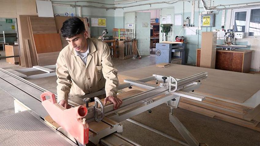 Muş'taki bu lise fabrika gibi çalışıyor! Öğrenciler hem para, hem de meslek kazanıyor
