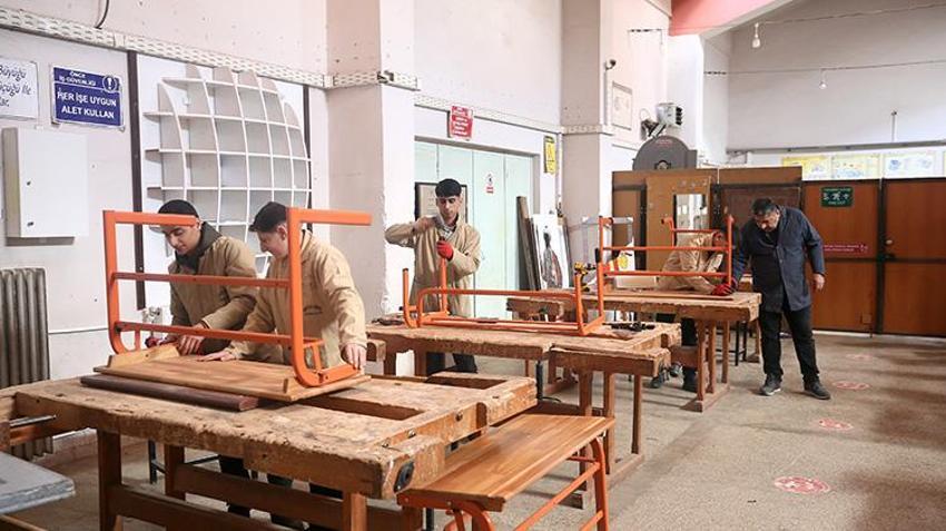 Muş'taki bu lise fabrika gibi çalışıyor! Öğrenciler hem para, hem de meslek kazanıyor
