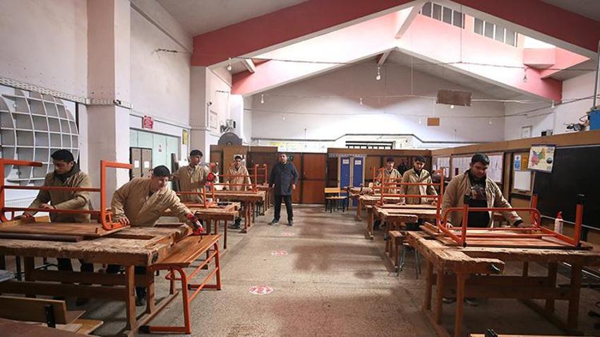 Muş'taki bu lise fabrika gibi çalışıyor! Öğrenciler hem para, hem de meslek kazanıyor