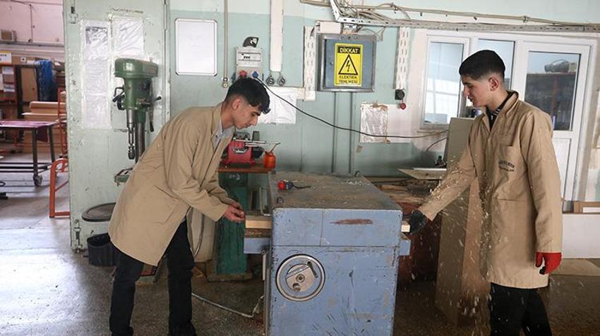 Muş'taki bu lise fabrika gibi çalışıyor! Öğrenciler hem para, hem de meslek kazanıyor