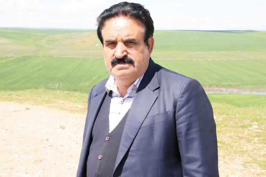 Jandarma eşliğinde ektiği 250 dönüm buğdayı akrabaları ilaçlayarak kuruttu! Diyarbakırlı çiftçi isyan etti: 'İlla ölmem mi lazım?'
