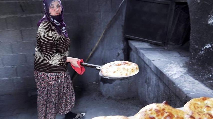 Kayserili iki komşu imece usulü hazırlıyor! Sırrı 100 yıllık ekşi mayasında saklı