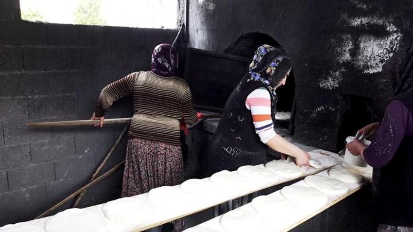 Kayserili iki komşu imece usulü hazırlıyor! Sırrı 100 yıllık ekşi mayasında saklı