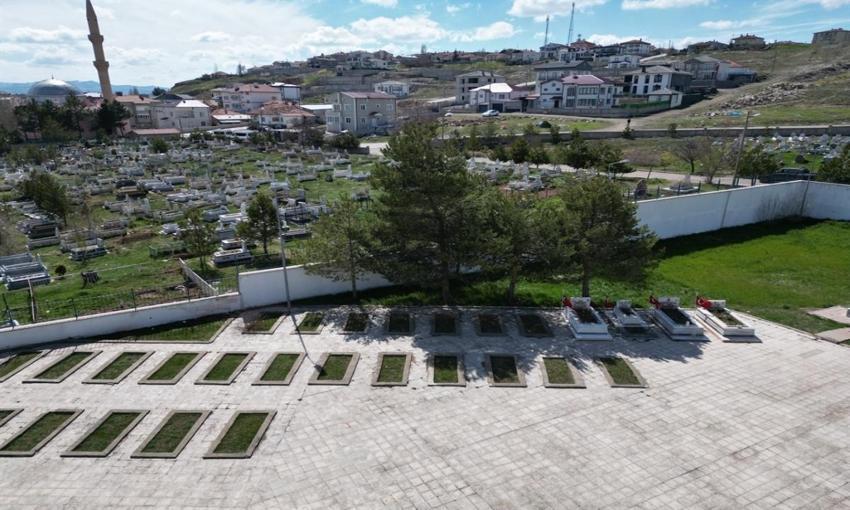 Sivas'ta mezarlıkta tespit edildi! İlahiyatçı öğretim üyesi dronla görüntüledi