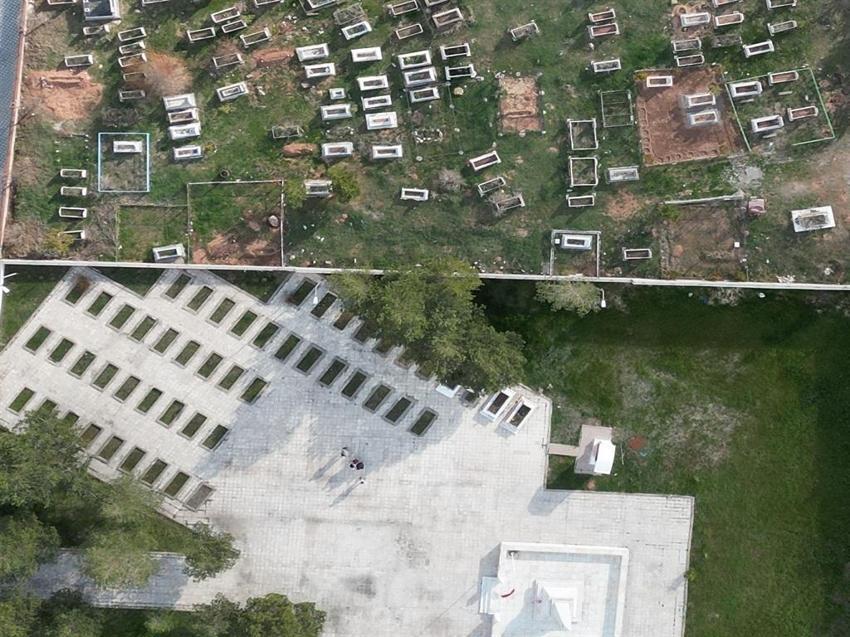 Sivas'ta mezarlıkta tespit edildi! İlahiyatçı öğretim üyesi dronla görüntüledi
