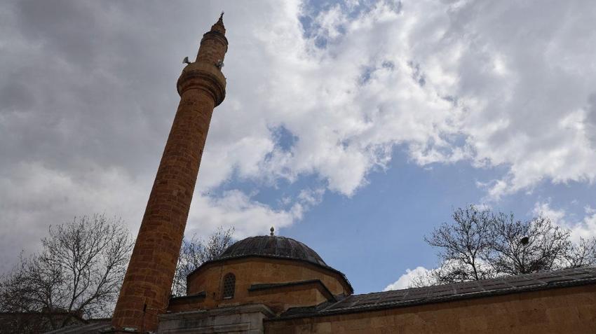Kırşehir'de 5 asırlık miras alarm veriyor: Ahi Evran Cami'nin sıva ve boyaları dökülüyor