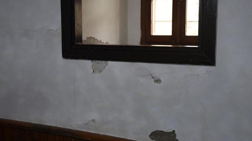 Kırşehir'de 5 asırlık miras alarm veriyor: Ahi Evran Cami'nin sıva ve boyaları dökülüyor