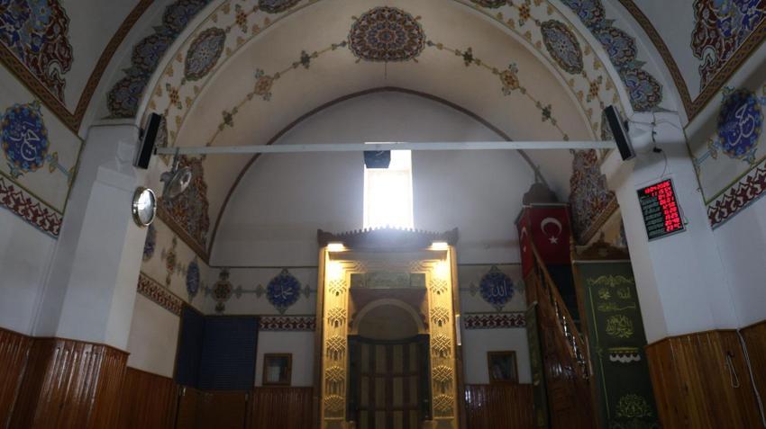 Kırşehir'de 5 asırlık miras alarm veriyor: Ahi Evran Cami'nin sıva ve boyaları dökülüyor