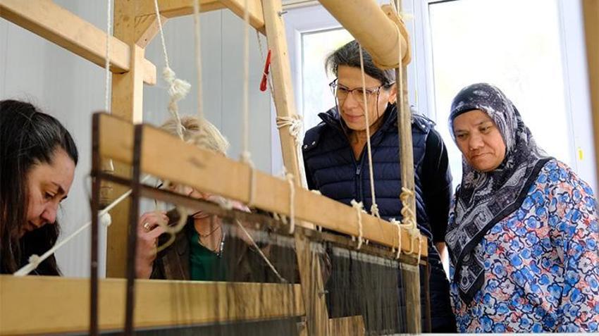 Antakyalı kadınlar tezgah başına geçti! İpek lifler 'altın'a dönüşüyor
