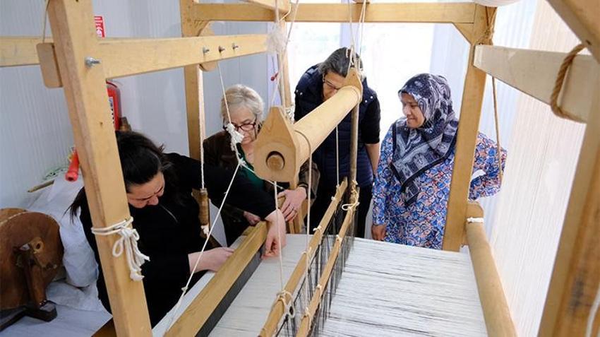Antakyalı kadınlar tezgah başına geçti! İpek lifler 'altın'a dönüşüyor