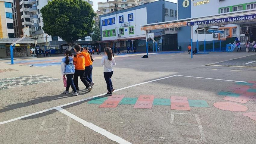 BUGÜN OKULLAR TATİL Mİ? Adana'da okula giden bazı öğrenciler geri döndü!